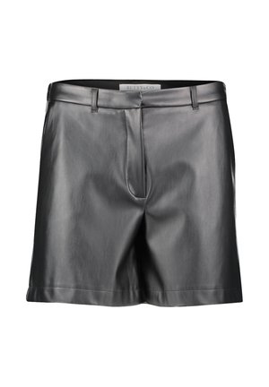 Pantaloni corti in pelle nera con una consistenza liscia, design su misura, passanti per cintura e tasche frontali, caratterizzati da un orlo dritto e dettagli di cucitura minimi.
