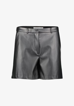 Pantaloni corti in pelle nera con una consistenza liscia, design su misura, passanti per cintura e tasche frontali, caratterizzati da un orlo dritto e dettagli di cucitura minimi.