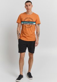 Blend BHADAMUS - Apdrukāts T-krekls - dusty orange