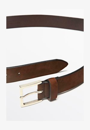 Brązowy pasek skórzany o gładkim wykończeniu, z srebrną prostokątną klamrą i wzmocnionym przeszyciem na pętli paska.