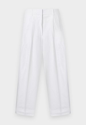 Pantalon blanc taille haute avec plis, passants pour ceinture et fermeture avant dissimulée, présenté sur un fond uni.
