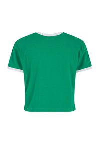 Zielony t-shirt z krótkim rękawem, z białym okrągłym dekoltem i akcentami na rękawach. Wykonany z bawełny, o gładkiej, jednolitej teksturze.