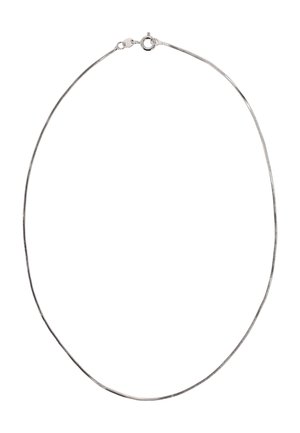 Collier chaîne serpent en argent fin avec fermoir à ressort sur fond blanc.