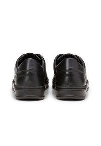 Schwarze Lederschuhe mit abgerundeten Fersen, flachen Sohlen und glatter Textur. Subtile Nahtdetails entlang der Seiten. Standardlose Schnürsenkeldesign.