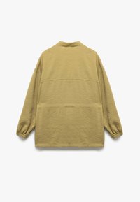 Khaki, oversize, długi rękaw, bluzka z kołnierzykiem i elastycznymi mankietami, z teksturowaną powierzchnią i szczegółami na szwie tylnym.