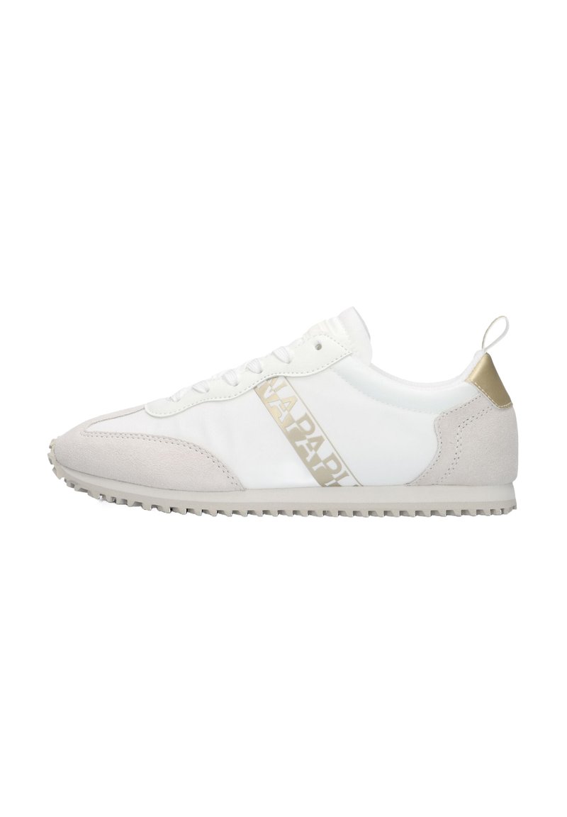 Weißer Sneaker mit beigen Wildlederakzenten. Verfügt über einen goldenen Logostreifen, Schnürverschluss und eine strukturierte Gummisohle. Leicht geschwungene Zehenform.