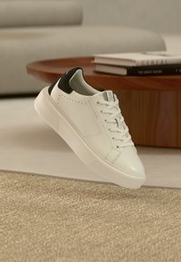 Επιλέχθηκε, offwhite/black