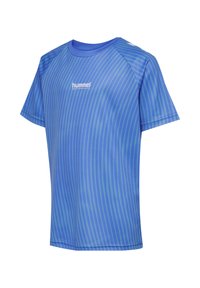 Niebieska koszulka sportowa z poziomymi paskami, wykonana z gładkiego, lekkiego materiału. Posiada okrągły dekolt i krótkie rękawy, z logo "hummel."