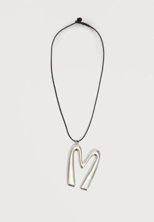 Schwarze Kordelkette mit einem glänzenden silbernen Anhänger in Form eines abstrakten, abgerundeten Buchstabens "M" vor einem schlichten weißen Hintergrund.
