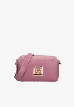 Borsa a tracolla in ecopelle rosa con dettagli dorati, dotata di un grande logo "M", chiusura con zip e lungo manico regolabile.