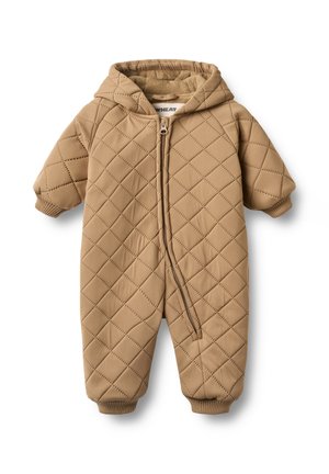 Beżowy pikowany kombinezon dla niemowląt z kapturem, ukośnym zamkiem błyskawicznym z przodu oraz ściągaczami na rękawach i nogawkach.