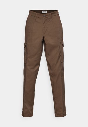 Pantaloni cargo maro cu un front plat, două buzunare laterale și un singur buzunar cargo pe piciorul stâng. Confectionați dintr-un material durabil cu un design drept.