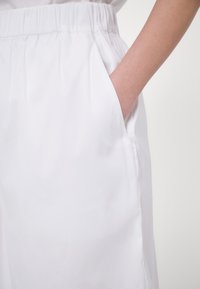 Max Mara Leisure OLIVETO - Šorti - bianco ottico