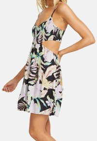 Blumenbedrucktes Kleid mit schwarzem Grund, pastellfarbenen Blumen, Spaghetti-Trägern und einem Ausschnitt an der Taille. Leichter Stoff.