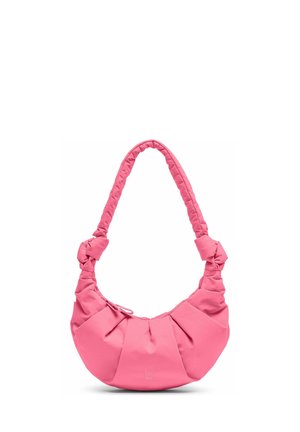 Sac à main en tissu doux rose avec des détails froncés et une bandoulière torsadée rembourrée, avec une fermeture éclair sur fond blanc.