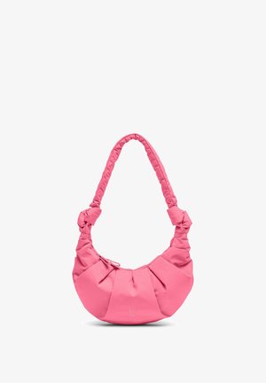 Sac à main en tissu doux rose avec des détails froncés et une bandoulière torsadée rembourrée, avec une fermeture éclair sur fond blanc.