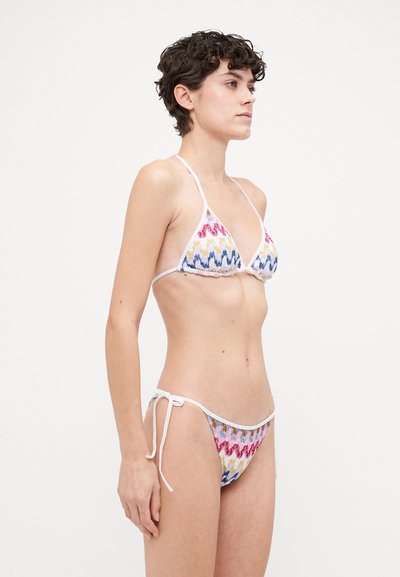 Minta nélküli bikini szett, háromszög alakú melltartóval és oldalán megkötős alsó résszel, rózsaszín, sárga és kék árnyalatokban, textúrált anyagból és fehér díszítéssel.