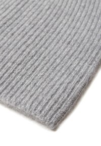 Tissu en maille côtelée grise, texture douce, présentant des lignes verticales et un bord légèrement épais, adapté aux vêtements ou aux accessoires.