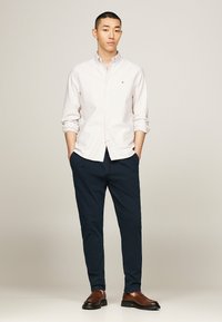 Tommy Hilfiger HERITAGE STRIPE SHIRT - Vapaa-ajan kauluspaita - classic khaki   white