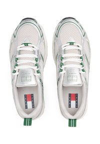 Baskets en maille grises et blanches avec des accents argentés et des détails verts. Les caractéristiques incluent un bout arrondi, des lacets blancs et des semelles intérieures de marque.