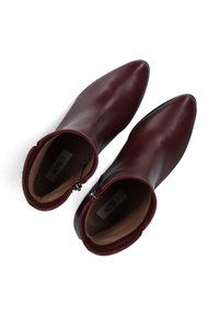 Bordeaux leren enkellaarsjes met een spitse neus en een zijrits. Glad textuur en een minimalistisch ontwerp. Binnenin is het merklabel zichtbaar.