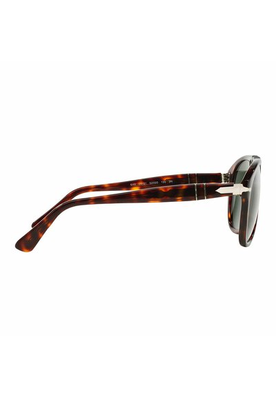 Occhiali da sole tartaruga con montatura rotonda. Presentano lenti scure e raffinati dettagli metallici sulle tempie, bracci curvi e un design leggero.