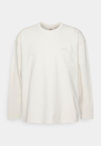 Langærmet, off-white bomulds t-shirt med rund halsudskæring og en lille, tonet lomme med et præget Levi's-logo på venstre bryst.