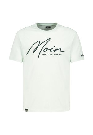 Weißes T-Shirt mit kurzen Ärmeln, vorne in schwarzer Schreibschrift "Moin" und kleinerem Text "VON DER KÜSTE", Größe M auf dem Etikett im Kragen.