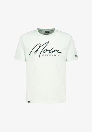 Weißes T-Shirt mit kurzen Ärmeln, vorne in schwarzer Schreibschrift "Moin" und kleinerem Text "VON DER KÜSTE", Größe M auf dem Etikett im Kragen.