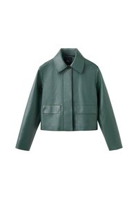 Chaqueta de cuero verde recortada con cuello, cierre de botón y dos bolsillos frontales. Textura suave con detalles de diseño mínimos.