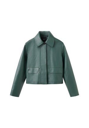 Chaqueta de cuero verde recortada con cuello, cierre de botón y dos bolsillos frontales. Textura suave con detalles de diseño mínimos.