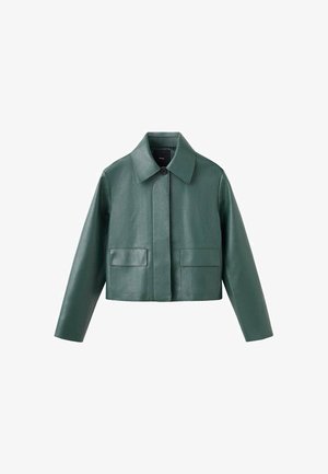 Chaqueta de cuero verde recortada con cuello, cierre de botón y dos bolsillos frontales. Textura suave con detalles de diseño mínimos.