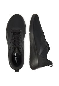 Pantofi sport negri cu un superior din plasă, guler căptușit și o talpă groasă, texturată. Prezintă un vârf rotunjit și un sistem de șireturi pentru o fixare sigură.