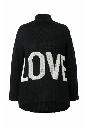 Maglione nero lavorato a maglia con collo alto e vestibilità morbida. Presenta una grande scritta bianca "LOVE" sulla parte anteriore. Tessuto testurizzato, stile casual.