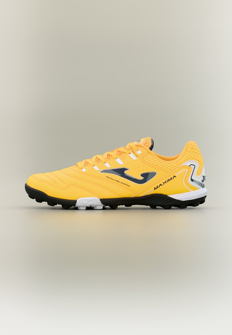 Zapatilla deportiva amarilla con suela negra, detalles en blanco y negro, logo lateral y texto "MAXIMA", diseñada para uso atlético al aire libre.