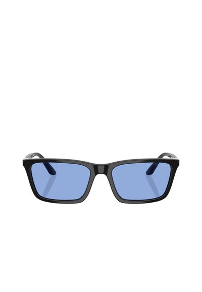 Occhiali da sole con montatura in plastica nera, forma rettangolare e lenti azzurre. Il design presenta stecche spesse e una finitura lucida.