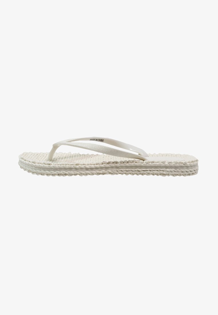 Witte flip-flops met een gestructureerde geweven zool, platte profiel en dunne rubberen banden. De zool heeft een gebraide randafwerking.