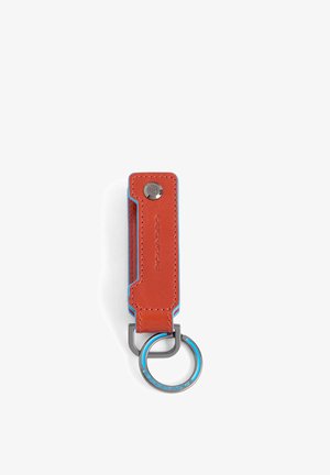 Rode leren sleutelhanger met blauwe randen, metalen knop en sleutelring gegraveerd met het "Piquadro"-logo.