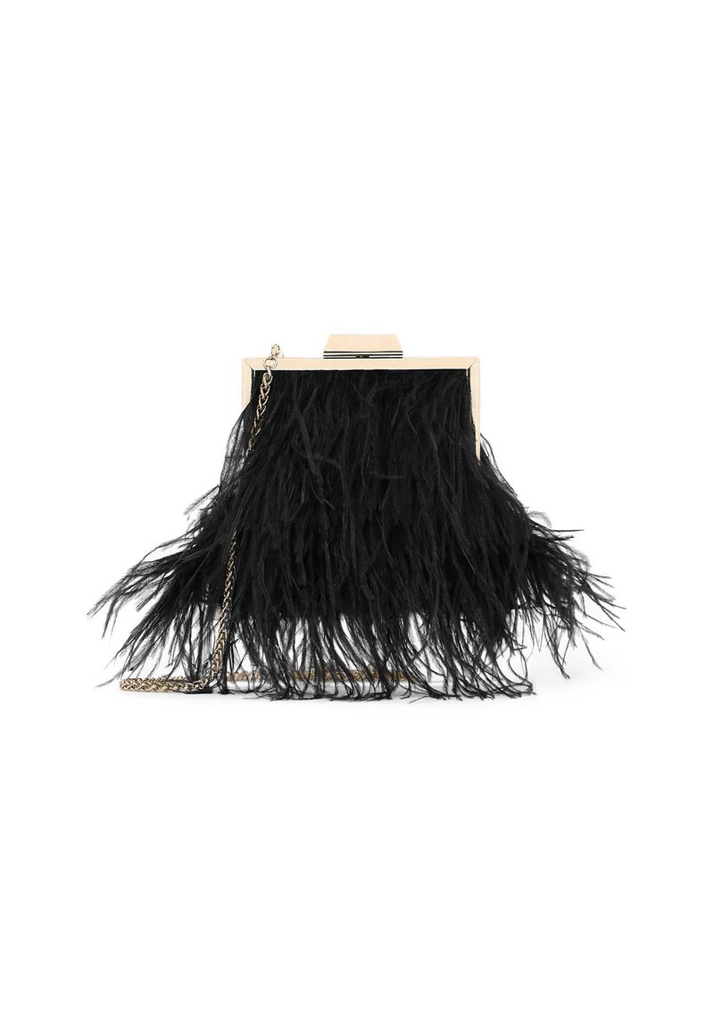 Clutch nera con piume, hardware dorato, tracolla in catena e forma rettangolare. Presenta un design testurizzato e frangiato.