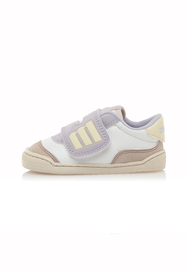 Sneaker bianco e beige con accenti viola e gialli, dotata di una fascia in velcro e suola testurizzata. Forma arrotondata, design in materiali misti.