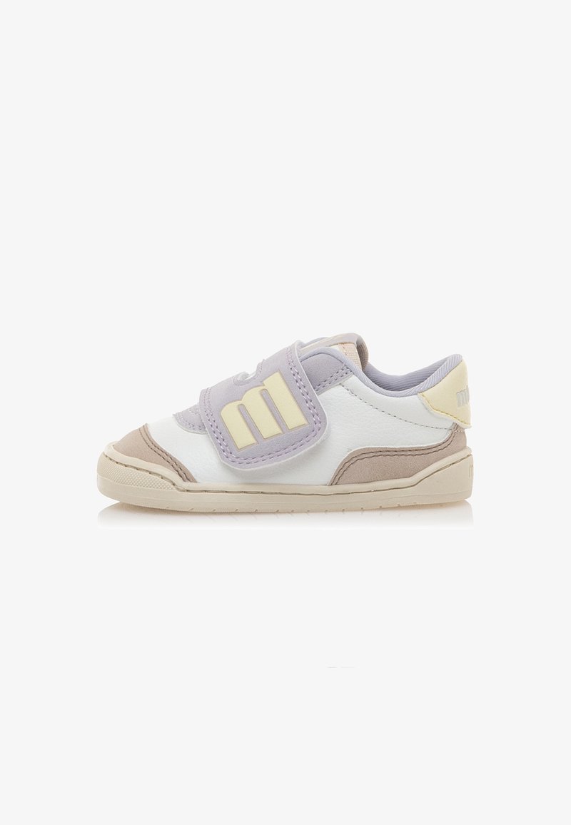 Weiße und beige Sneaker mit lila und gelben Akzenten, ausgestattet mit einem Klettverschluss und einer strukturierten Sohle. Runde Form, gemischtes Materialdesign.