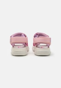 Rosa og lilla sandaler med justerbare stropper, hvite gummisåler, polstrede såler og et strukturert overdesign. Har borrelåser.