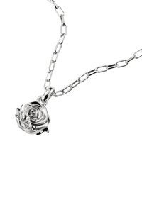 Zilveren ketting met een gestructureerde rozenhanger, bevestigd aan een ketting met langwerpige, in elkaar grijpende schakels.