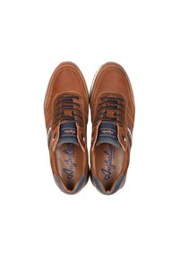 Bruine leren sneakers met blauwe accenten, met een gestructureerde afwerking, ronde neus en contrasterende stiksels. Vetersluiting met logo.