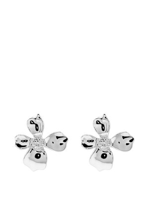 Silberne, blumenförmige Ohrstecker mit vier abgerundeten Blütenblättern und strukturierten Zentren, vor weißem Hintergrund gezeigt.