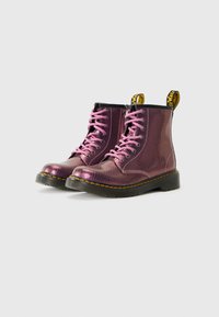 Stivaletti in pelle metallica viola con superficie texture, lacci rosa, rifiniture nere e linguette gialle, dotati di punta rotonda e suola chunky.