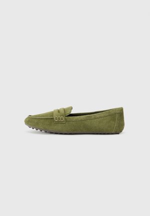 Mocassins en suède vert avec un accent cousu et une petite sangle décorative. Dotés d'une semelle en caoutchouc flexible avec des points de traction texturés.