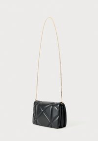 Μαύρη δερμάτινη γυναικεία τσάντα με γεωμετρικό καπιτονέ σχέδιο, χρυσή αλυσίδα λουράκι και κλείσιμο με αναδίπλωση. Συμπαγής, ορθογώνιο σχήμα με λεία υφή.