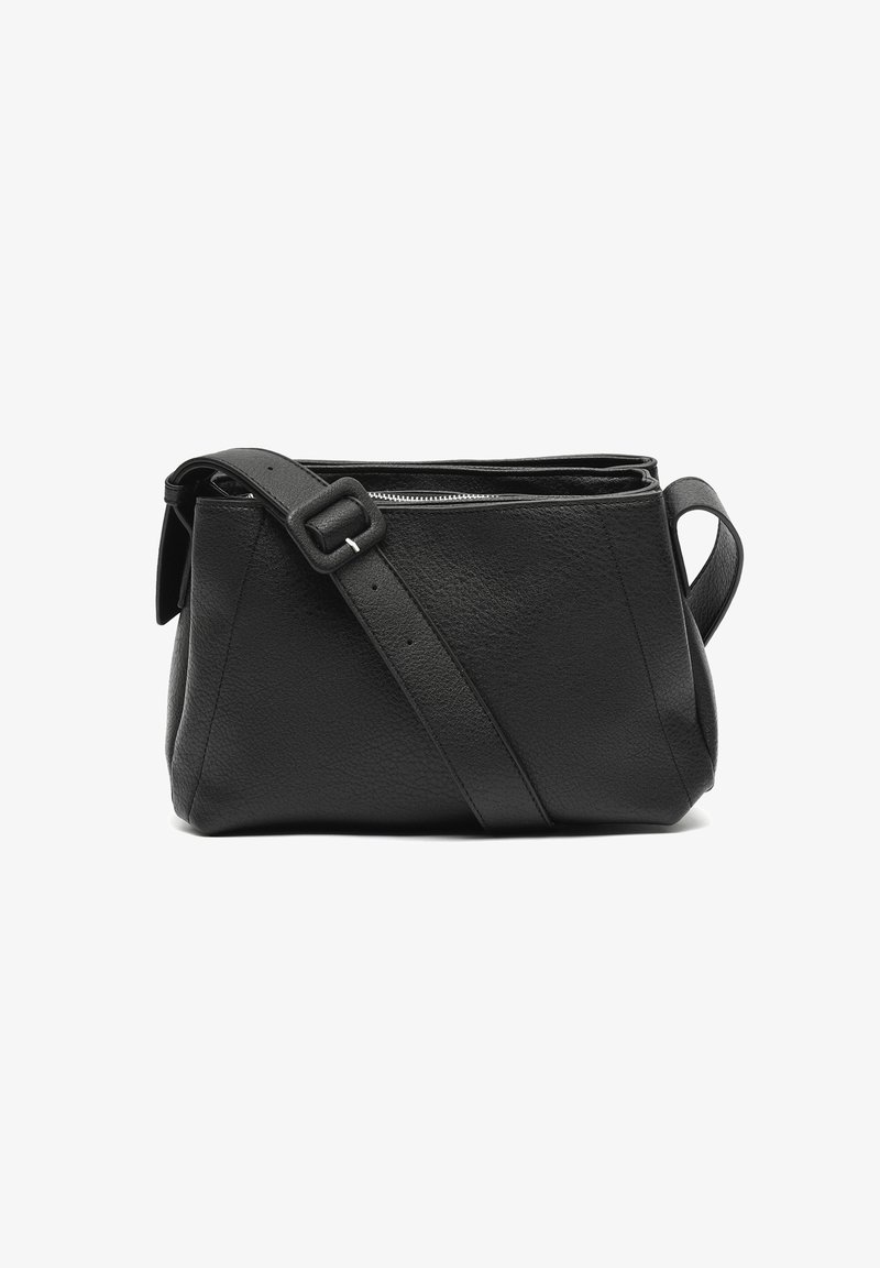Borsa a tracolla nera in pelle con finitura testurizzata, chiusura a zip, tracolla regolabile e forma strutturata. Accentuata da una maniglia laterale.