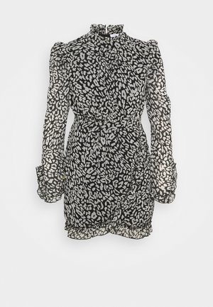 Miniabito a maniche lunghe bianco e nero con stampa leopardata, collo alto, spalle a sbuffo, polsini arricciati e vita cintata.
